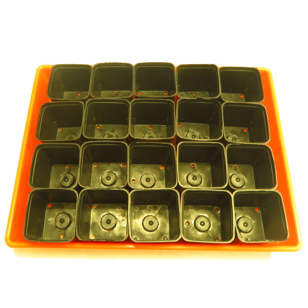 Do oranžovej, plastovej misky 40x30 cm, ktorá je tiež v ponuke vojde 20 ks kvetináčov s rozmerom 7x7 cm