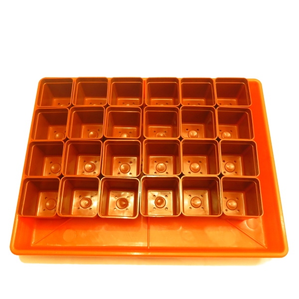 Do oranžovej, plastovej misky 40x30 cm, ktorá je tiež v ponuke vojde 24 ks kvetináčov s rozmerom 6x6 cm